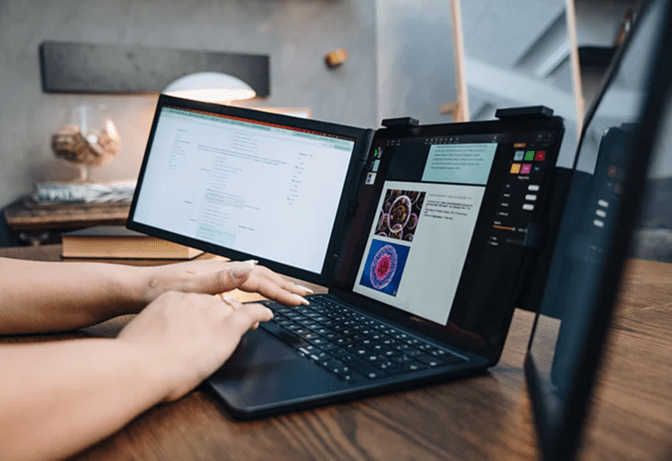 Bærbar skærm til rejse: Sådan arbejder du smartere på farten - ScreenBooster.dk